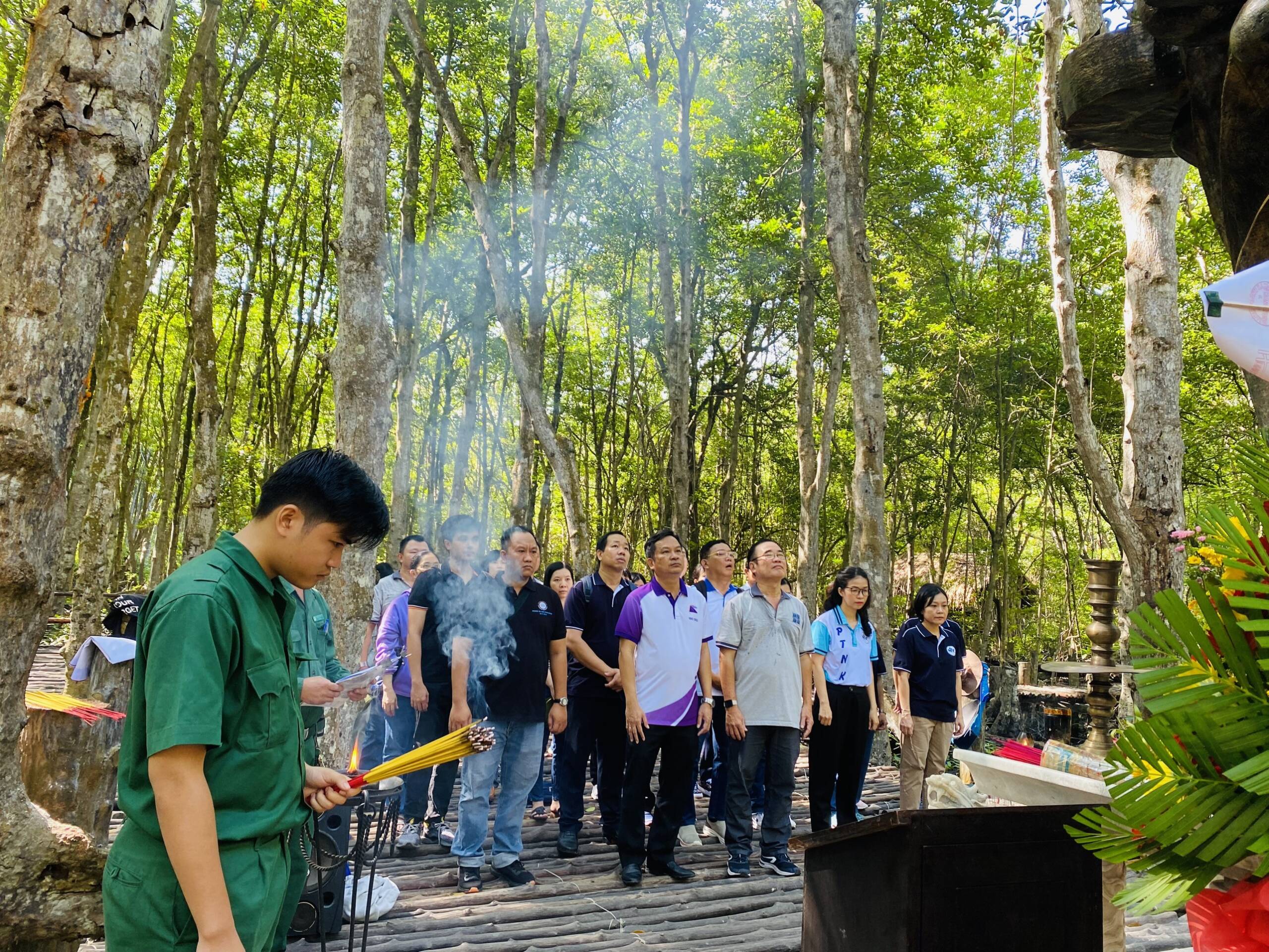 LIÊN CHI BỘ VIỆN TẾ BÀO GỐC, TRUNG TÂM TIN HỌC VÀ PHỔ THÔNG NĂNG KHIẾU TỔ CHỨC SINH HOẠT CHUYÊN ĐỀ TẠI RỪNG SÁC, CẦN GIỜ